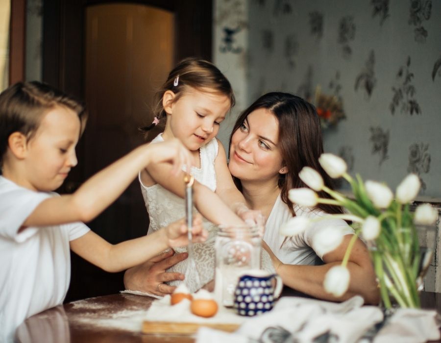 mom-and-two-kids-at-table-focused-on-child-learn-from-kids