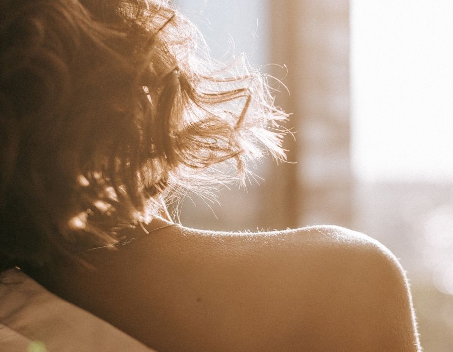 woman-neckline-in-sunlight-love-yourself