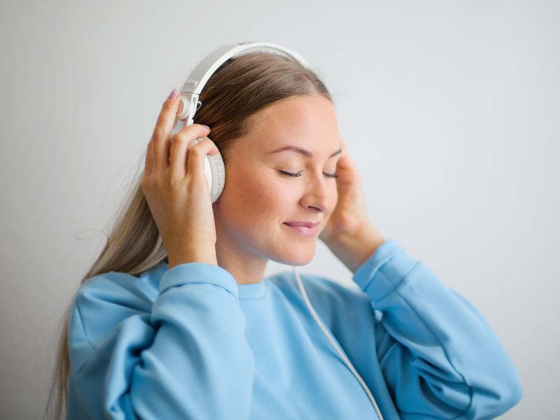 blonde woman blue hoodie smiling how to be happy alone blog